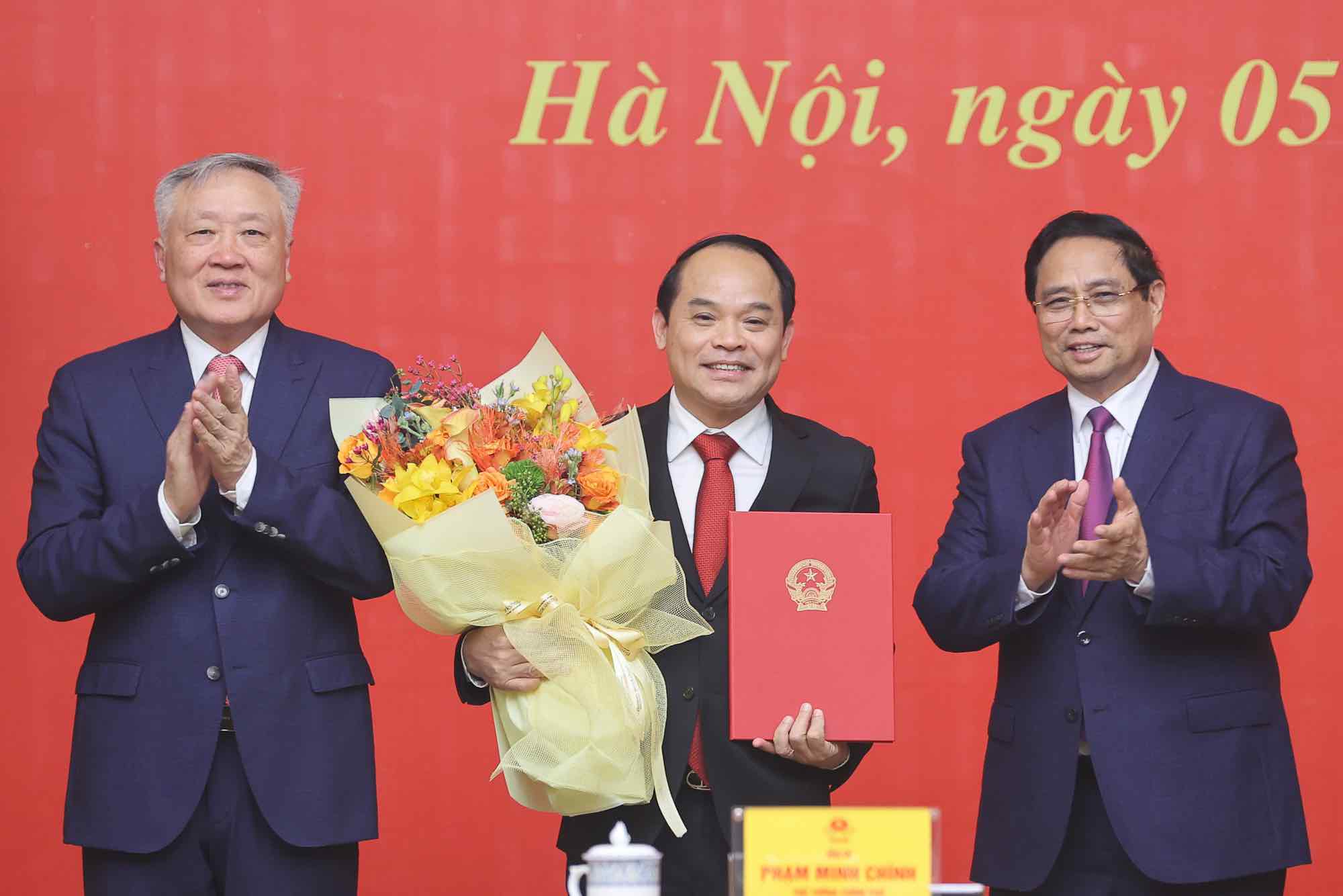 Prime Minister Pham Minh Chinh and Permanent Deputy Prime Minister Nguyen Hoa Binh presented the Decision to appoint Mr. Nguyen Quoc Doan as Permanent Deputy Inspector General of the Government Inspectorate. Photo: VGP/Nhat Bac