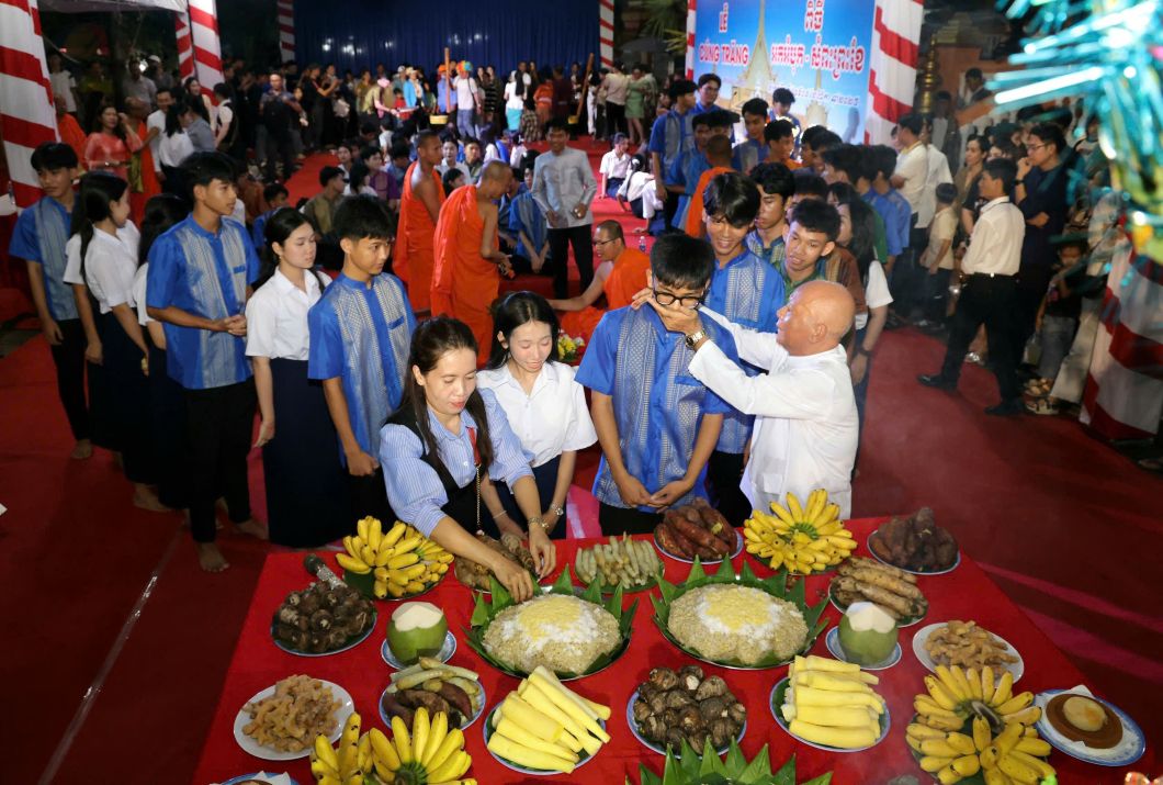 Tai hien nghi thuc Dut com dep trong dem trang ram Ooc Om Boc cua dong bao Khmer. Anh: Duy Tan