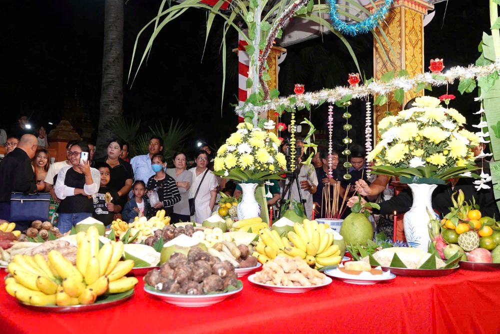 Mam cung trang voi com dep, trai cay va san vat do nguoi dan tu trong va thu hai. Anh: Duy Tan