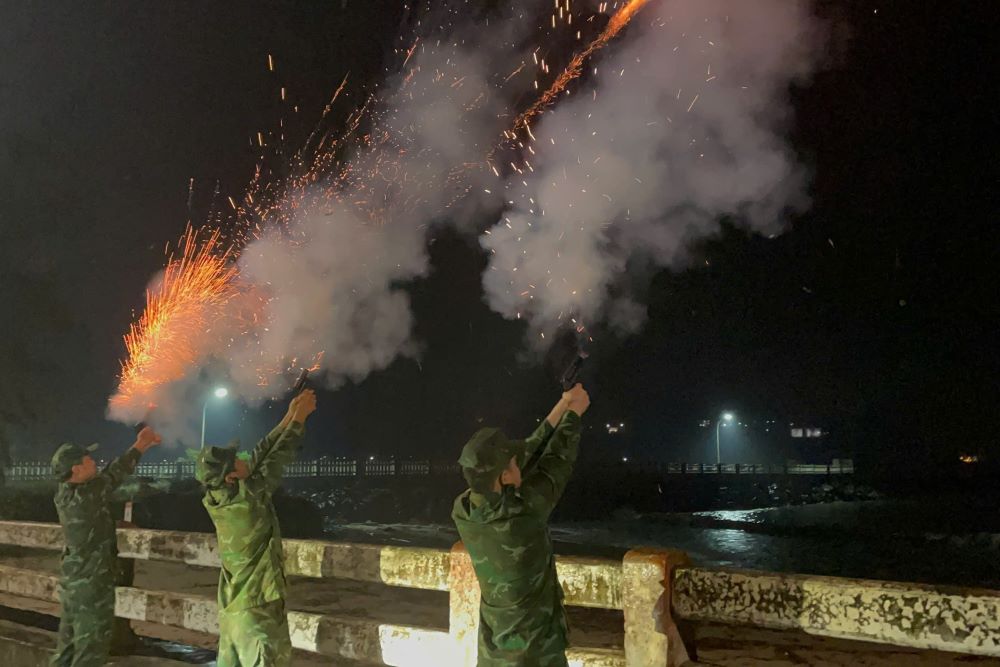 다낭은 제13호 태풍에 긴급히 대응합니다. 제13호 태풍을 알리는 신호탄 발사 사진: Huynh Tan