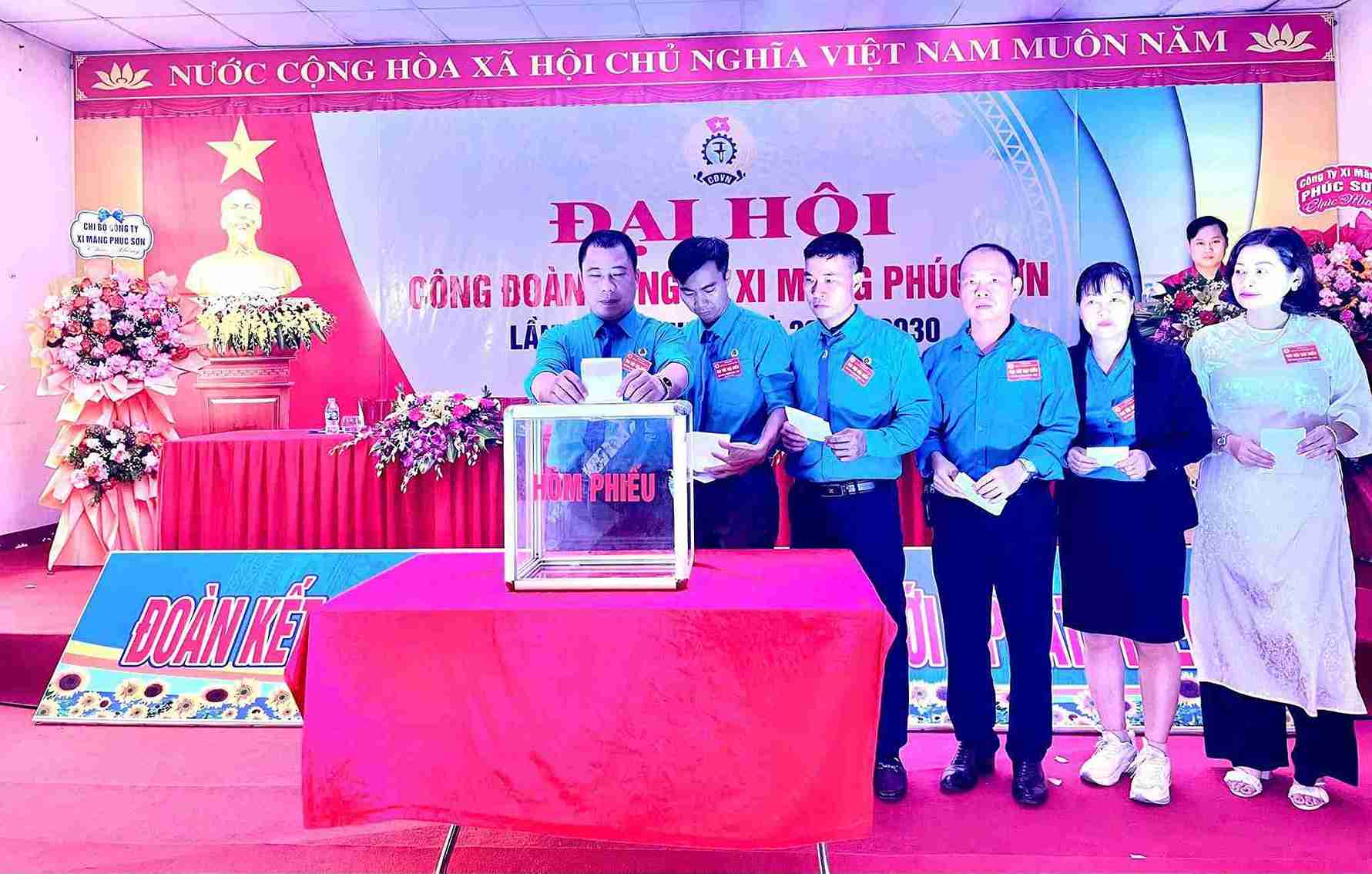 Diputados y miembros del sindicato votan por el nuevo Comite Ejecutivo. Foto: Sindicato de la phuong Kinh Mon