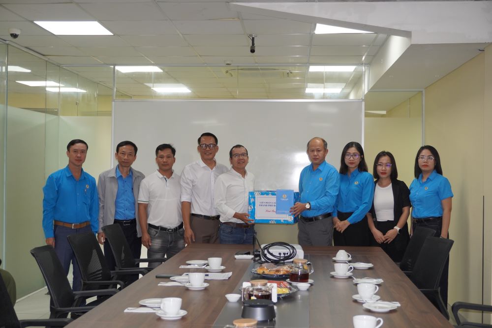 Toan thanh pho co khoang 17.000 lao dong bi anh huong boi mua lu, trong do 9.300 nguoi bi thiet hai tai san. Anh: Tran Thi