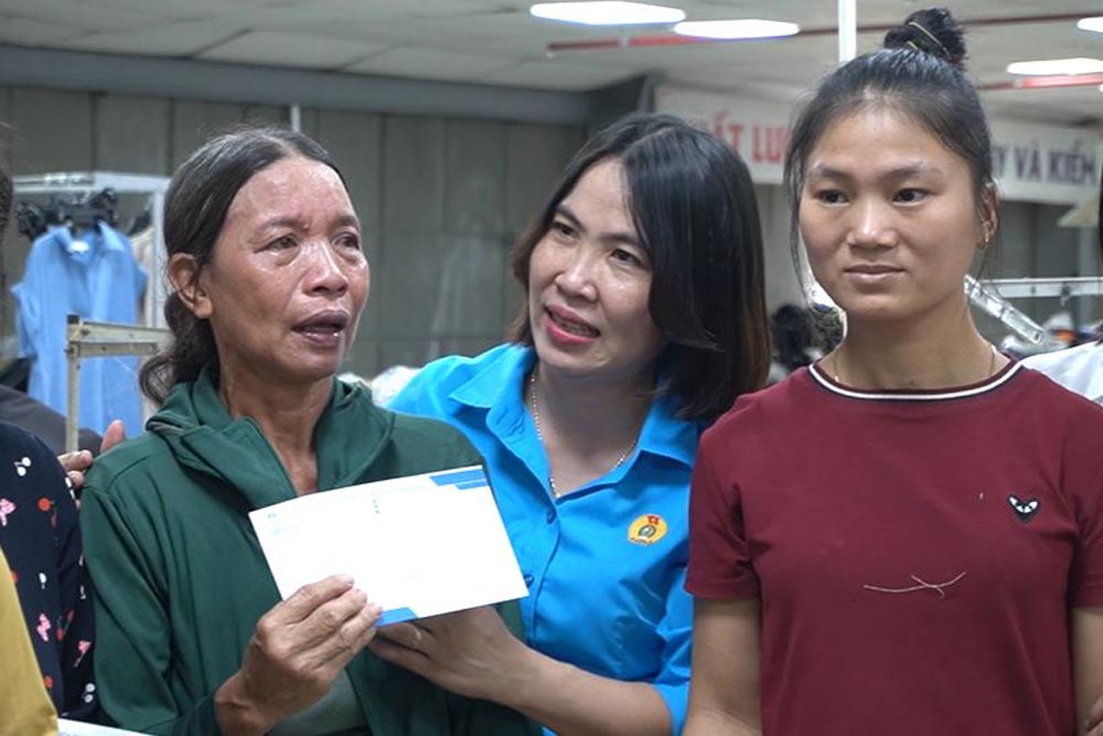 Ba Truong Thi Hoa - nhan vien tap vu tai Xi nghiep May Anh sang 7 - xuc dong khi duoc su dong vien, quan tam kip thoi cua cong ty cung nhu LDLD TP Da Nang. Anh: Tran Thi