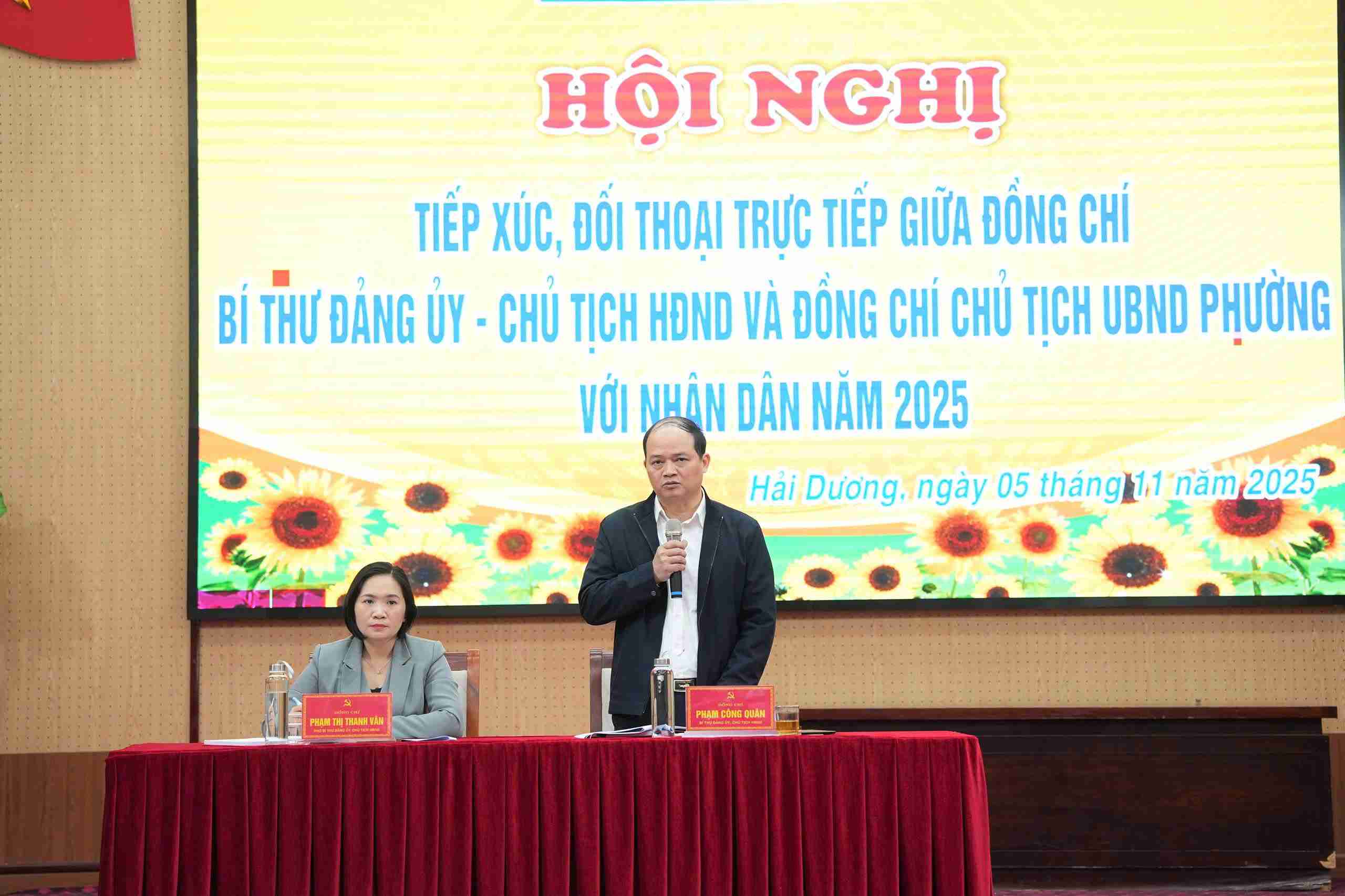 Lanh dao phuong Hai Duong, TP Hai Phong truc tiep lang nghe va giai dap y kien nguoi dan. Anh: Quoc Tung