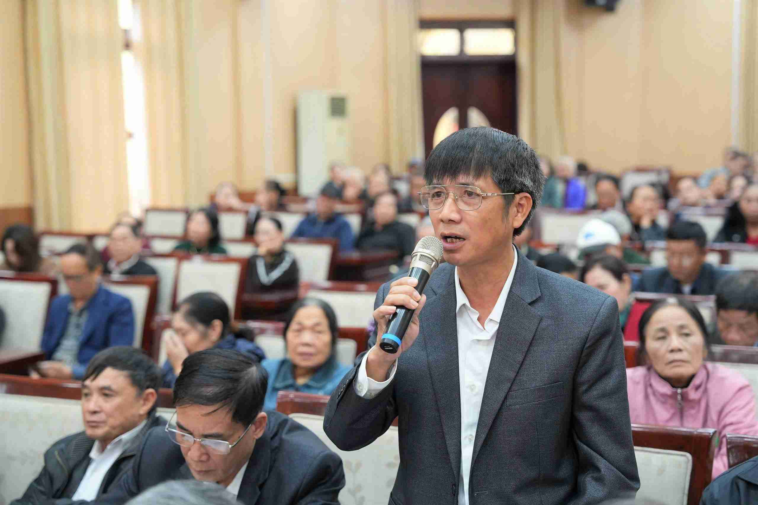 Les representants du peuple des groupes de quartier se sont exprimes et ont formule des recommandations lors de la conference. Photo : Quoc Tung