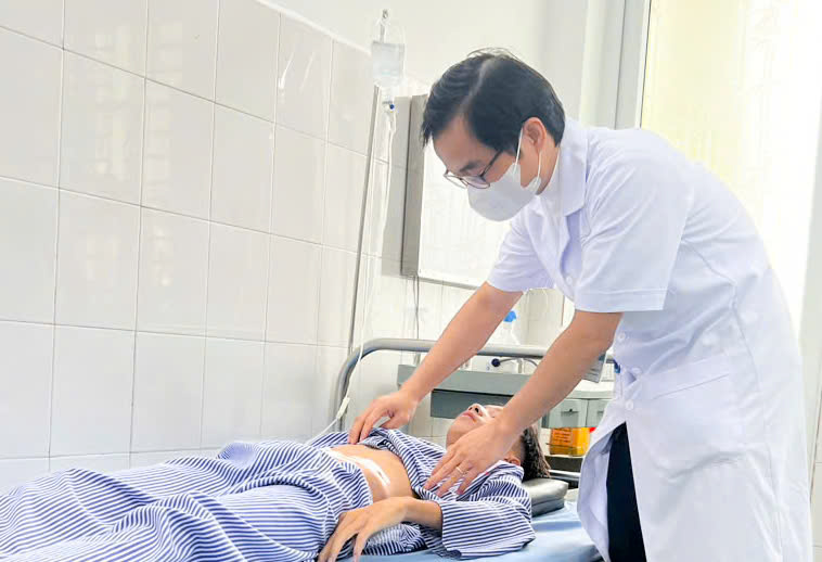 Doctor examines patient after surgery. Photo: Hai Phong Department of Health Portal