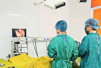 Bac si Thien va kip truc phau thuat cap cuu cho benh nhan. Anh: Cong TTDT So Y te Hai Phong