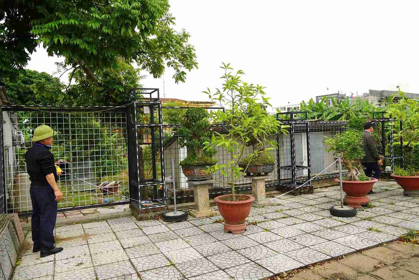 Luc luong chuc nang phuong Tu Minh, TP Hai Phong kiem tra hien trang khu dat cong bi lan chiem. Anh: Nguyen Thuong