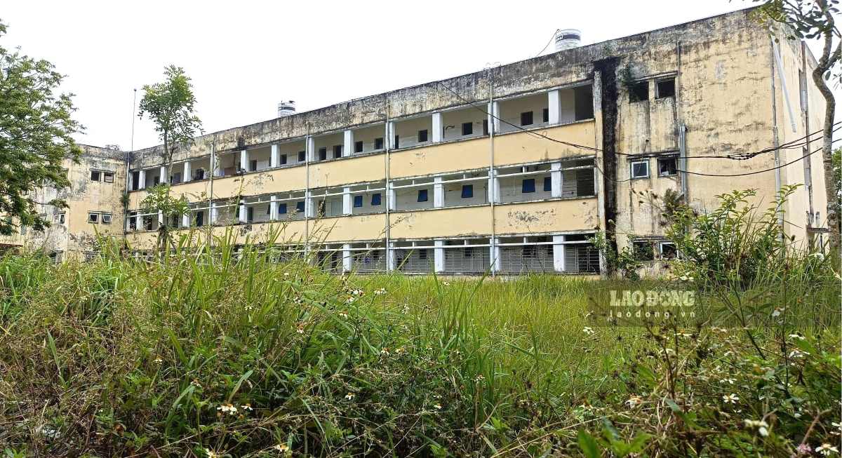 입성을 사용한 지 50년 후 하이퐁 포이 병원의 많은 건축물이 심각한 침수 상태에 빠졌습니다. 사진: Mai Dung