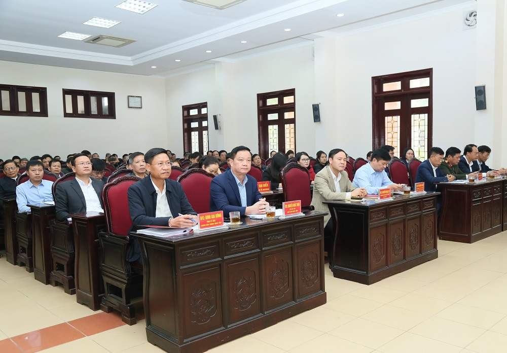 Lanh dao tinh lang nghe va ghi nhan y kien, kien nghi cua cu tri. Anh: Cong TTDT tinh Hung Yen