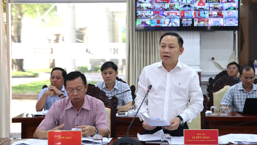 農業環境省は、フーコック220kV変電所プロジェクト実施のための森林の他の目的への転用方針を決定する決議文書草案とその他の内容について報告する。写真: ゴック・マイ