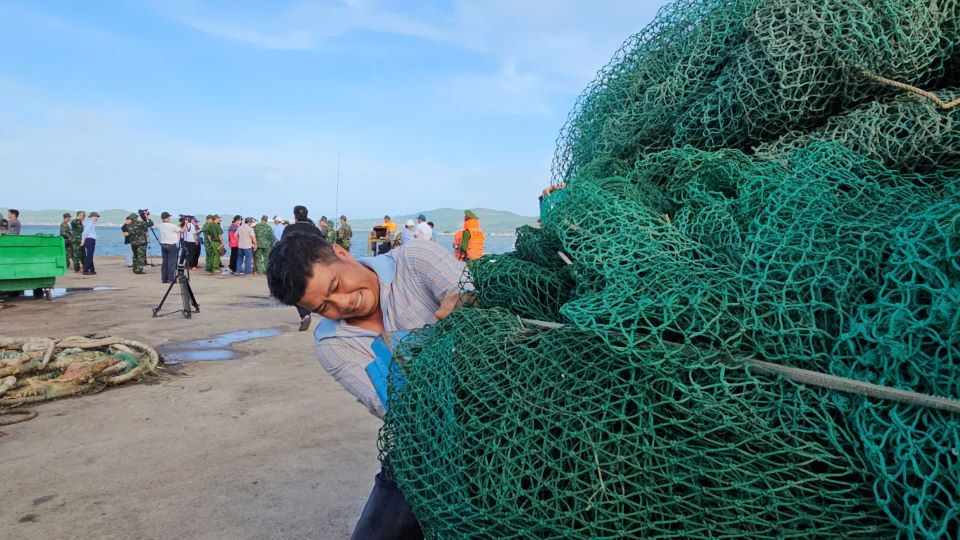 쑤언다이 phuong 주민들이 제13호 태풍이 발생하기 전에 양식장 그물을 해안으로 옮기고 있습니다. 사진: Thanh Quynh