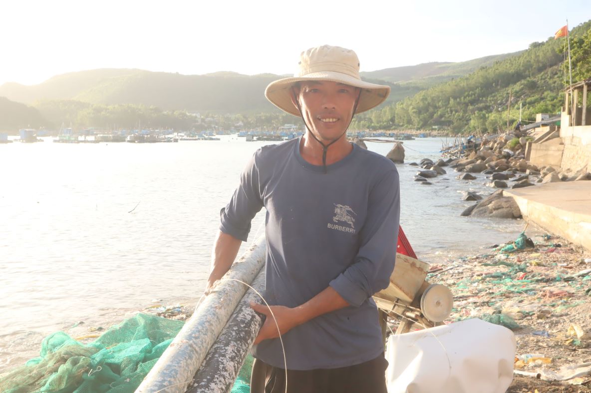 Anh Nong Xuan Nien (phuong Song Cau) cho hay da gia co long be nuoi trong thuy san truoc khi bao so 13 do bo. Anh: Thanh Quynh