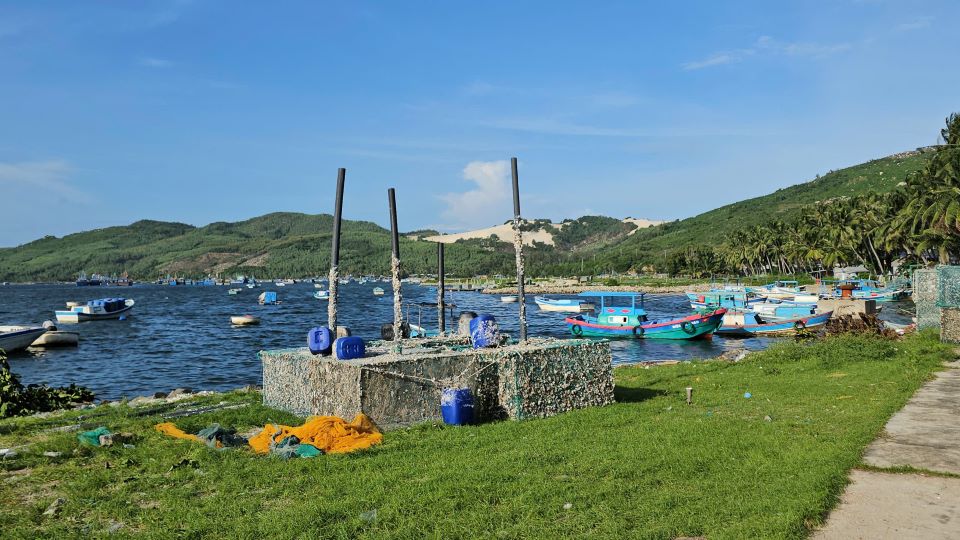 Nguoi dan da dua bot thuy san nuoi trong len bo nuoi tam nham han che thiet hai neu bao do bo. Anh: Thanh Quynh