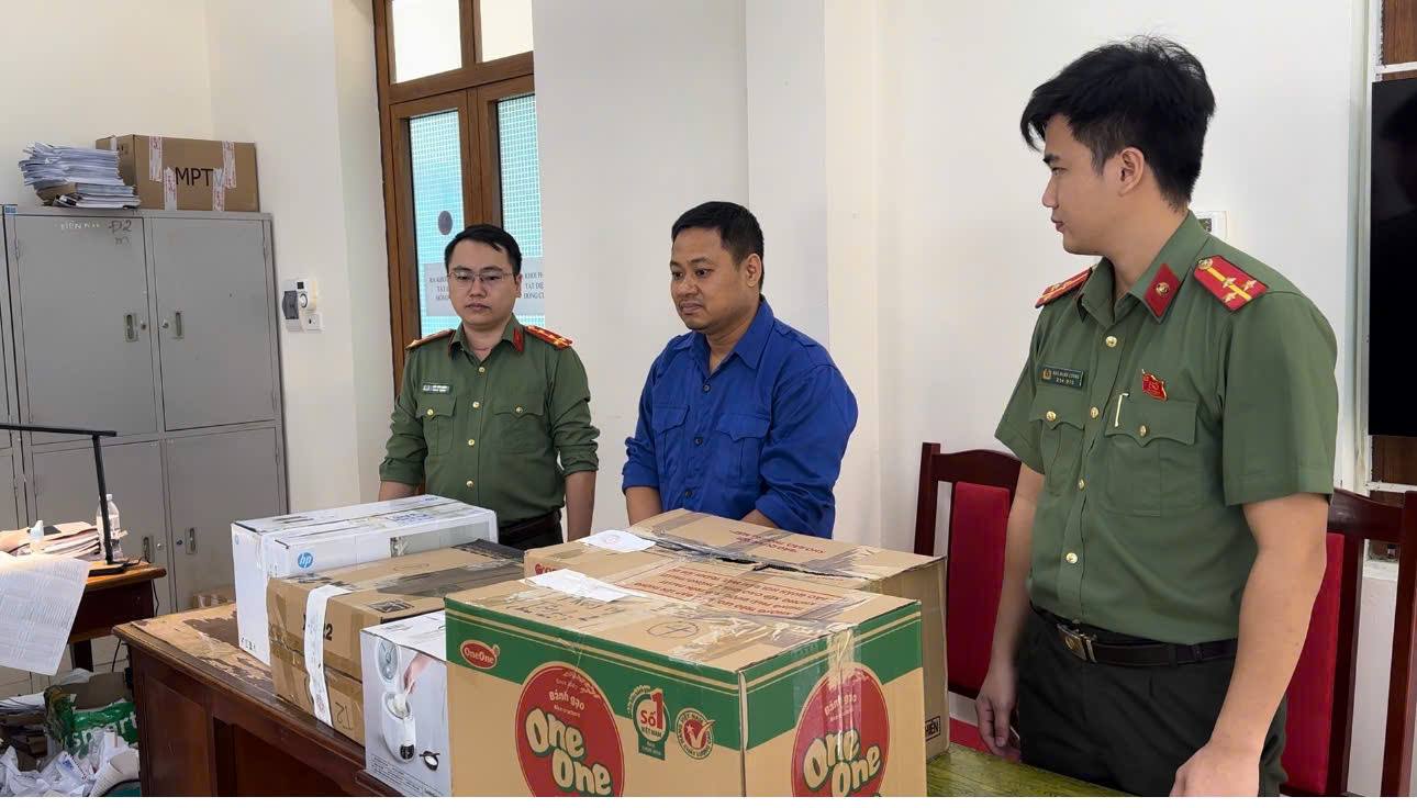 Lực lượng An ninh điều tra Công an tỉnh Hưng Yên làm việc với đối tượng liên quan vụ án. Ảnh: Công an tỉnh Hưng Yên