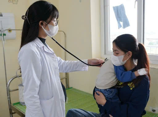 Troi tro lanh, mua am keo dai khien nhieu tre em nhap vien. Anh: Hai Ha 