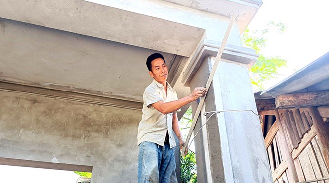 Anh Dao Van Sung (xa Yen Phu, Tuyen Quang) da tu nguyen viet don xin ra khoi ho ngheo. Anh: PV.