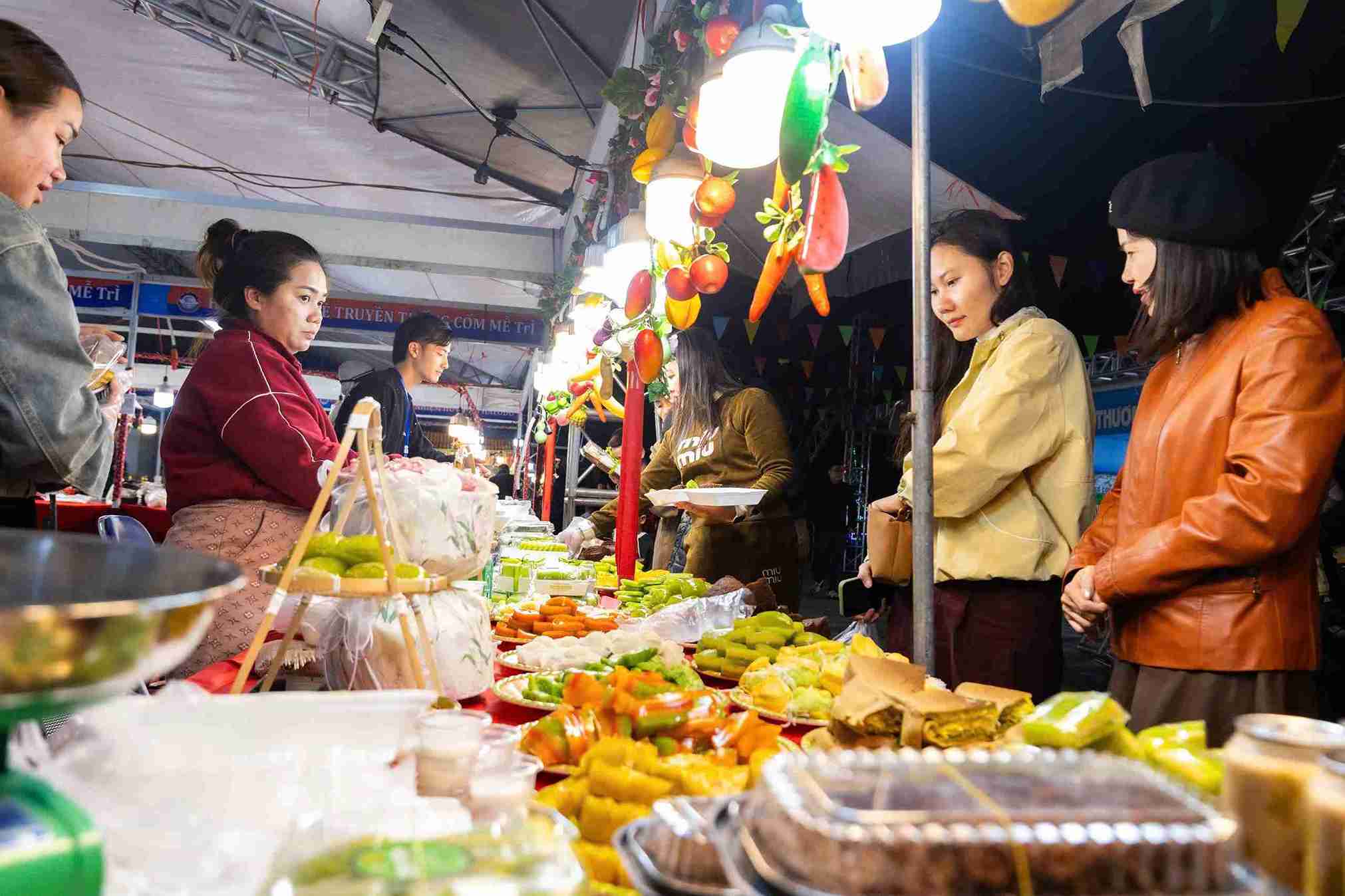Exciting atmosphere of the Red River Delta Trade Fair in Hai Phong. Photo: Mai Huong