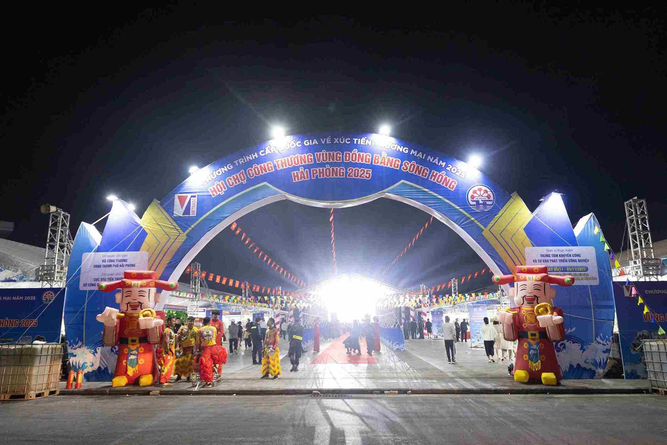 Hai Phong ron rang khai hoi xuc tien thuong mai cap vung. Anh: Mai Huong