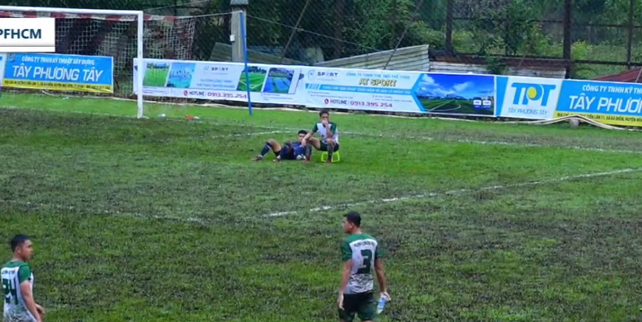 Cau thu con mang ghe vao giua san de ngoi. Anh: Cat tu video