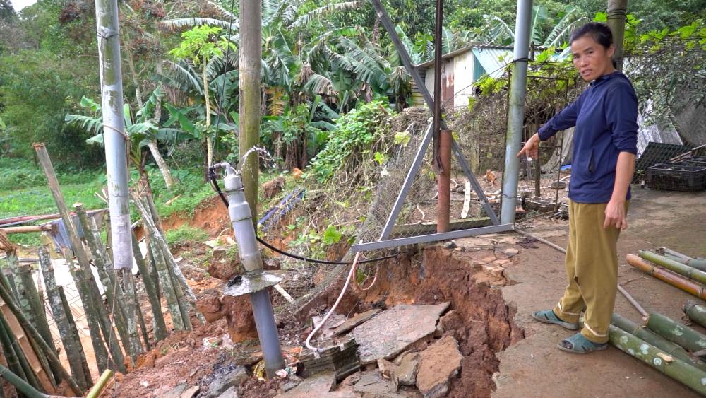 Landslides, houses subsided after heavy floods in the mountainous areas of Quang Tri. Photo: Hung Tho