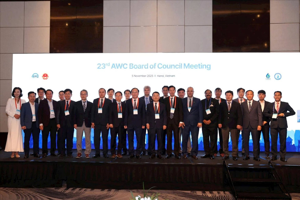 Cac dai bieu chup anh ky niem tai hoi nghi. Anh: