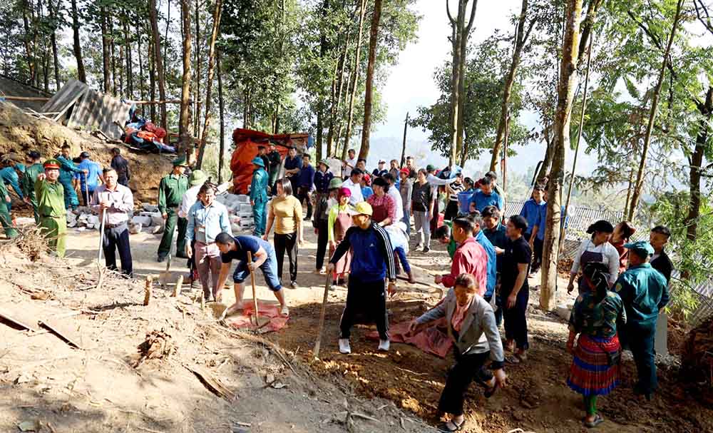 Ademas del apoyo del Estado las organizaciones politicas y sociales en Tuyen Quang unieron fuerzas para contribuir con dias de trabajo ayudando a los pobres a eliminar las casas temporales y destartaladas. Foto: PV.