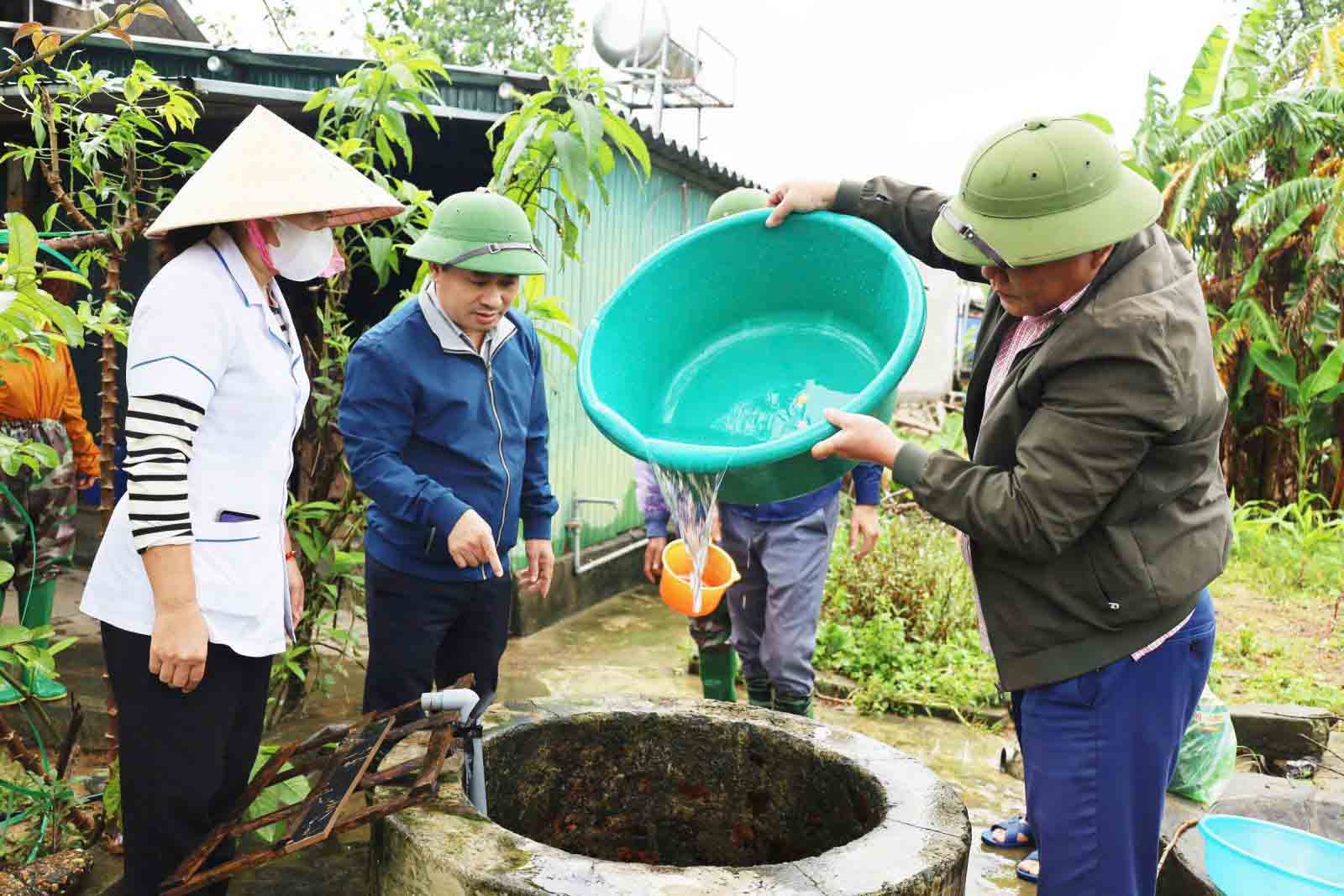 하띤에서 홍수 후 질병을 예방하기 위해 생활용수 우물을 처리합니다. 사진: Nhat Thang.