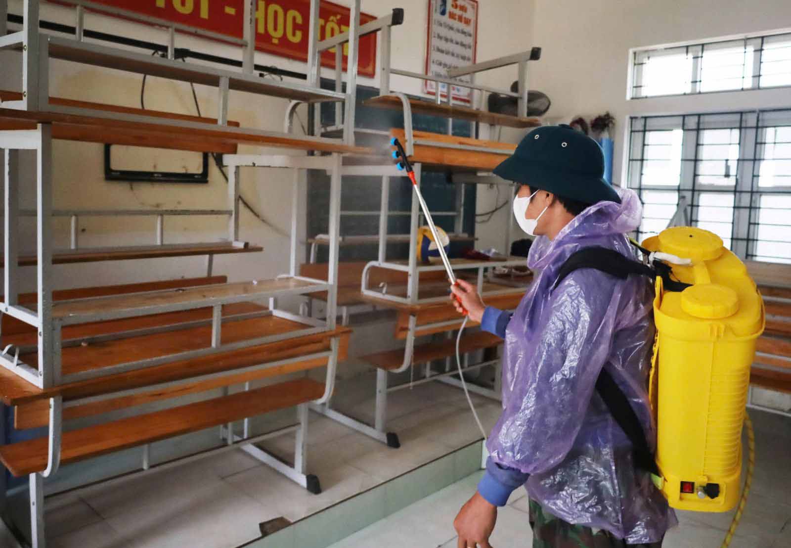 Phun khu khuan tai Truong THCS My Due. Anh: Nhat Thang.