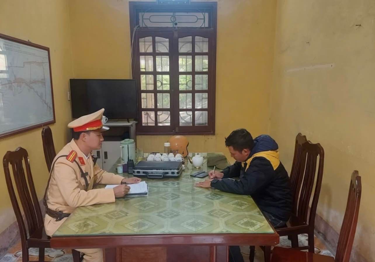 Tram CSGT cau Nghin (Hung Yen) xu ly lai xe khach di nguoc chieu. Anh: Cuc CSGT