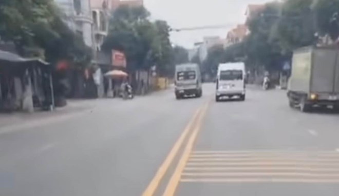 Người dân phản ánh qua điện thoại của cục trưởng, xe khách đi sai làn ở Hưng Yên bị xử lý