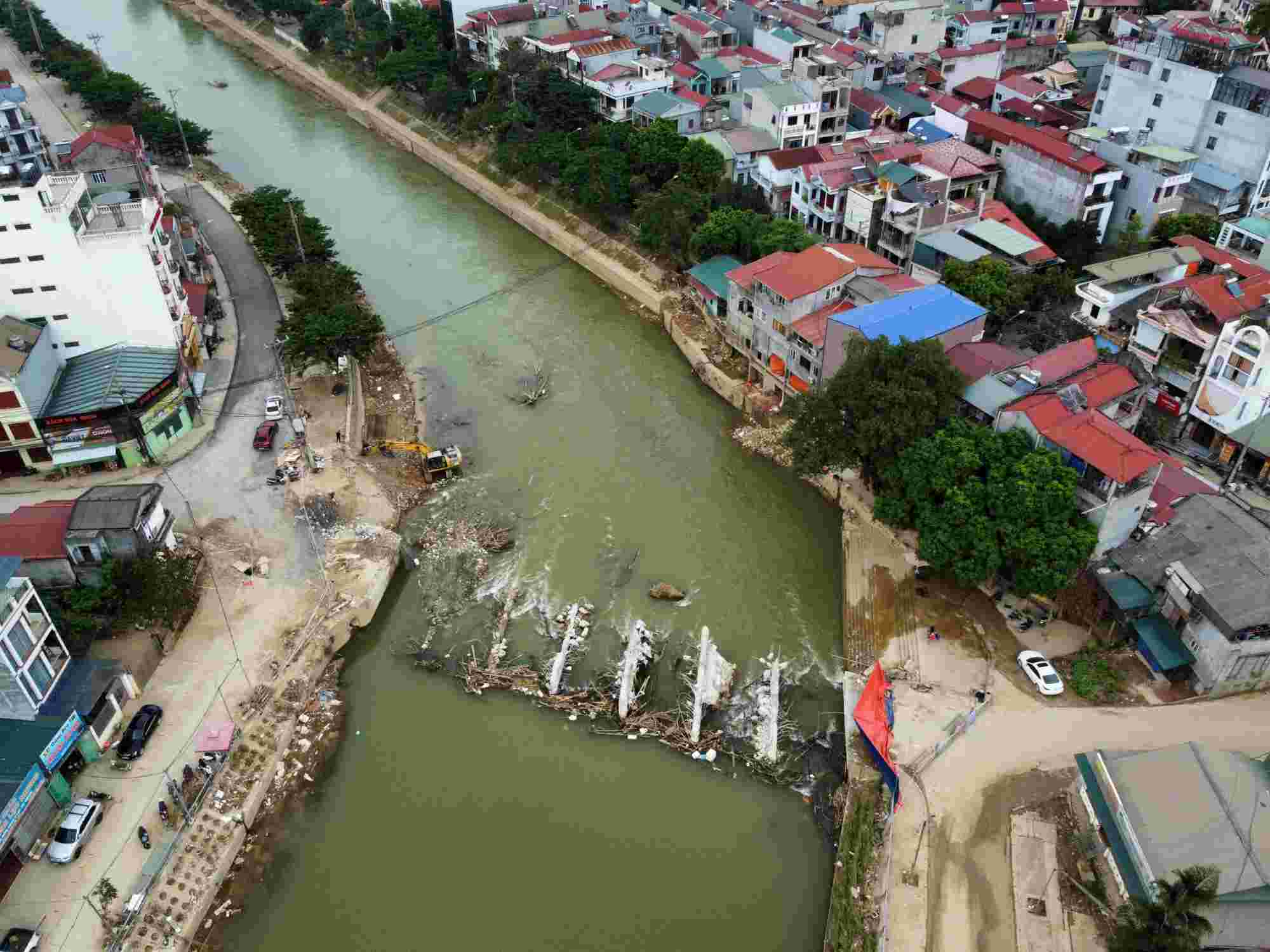 Cau ngam Song Hien da duoc pha do gan nhu hoan toan. Anh: Nhom PV