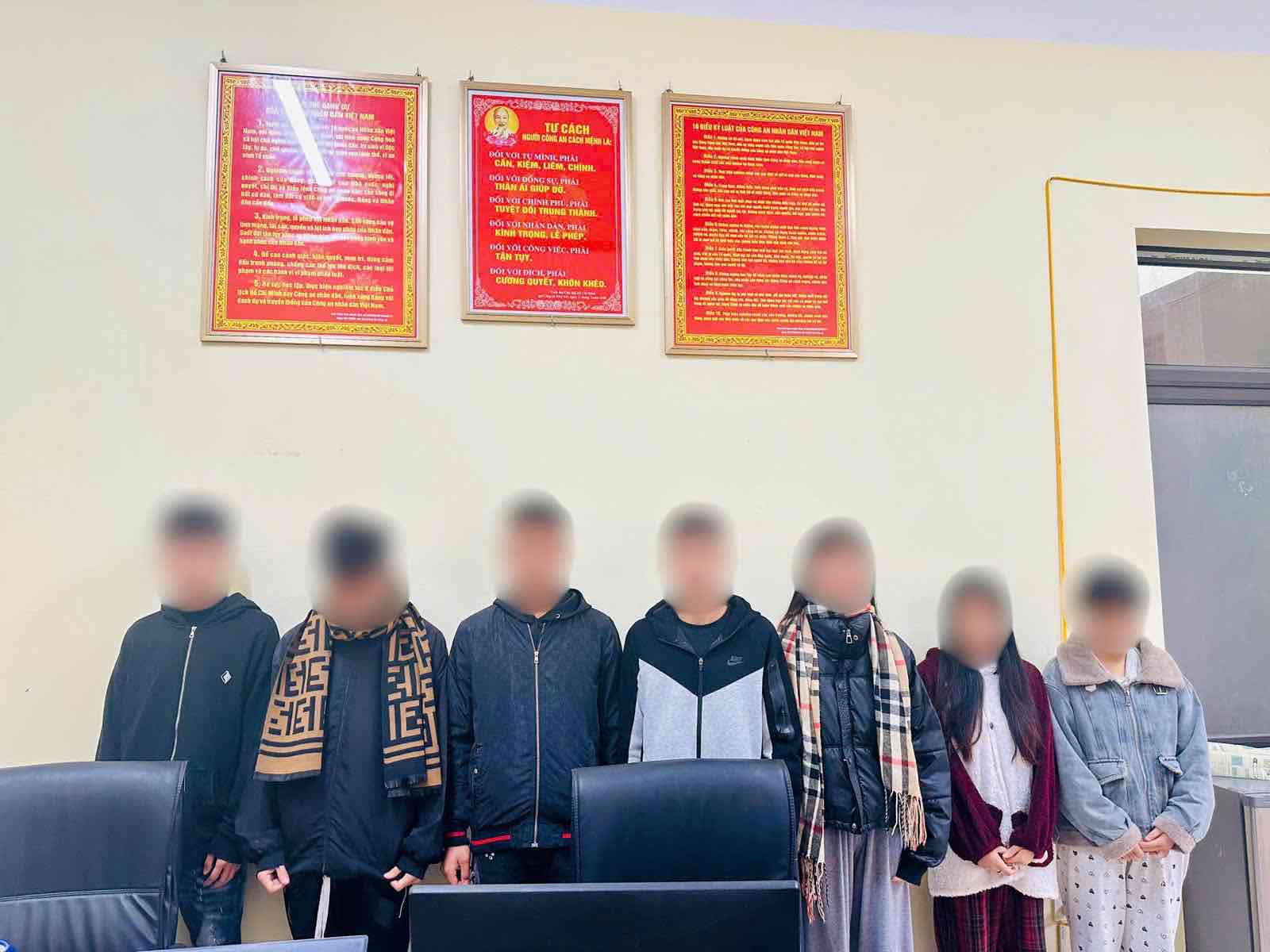 7 jovenes roban cestas de cong duc en el templo Giac Quang. Foto: Policia de la provincia de Hung Yen