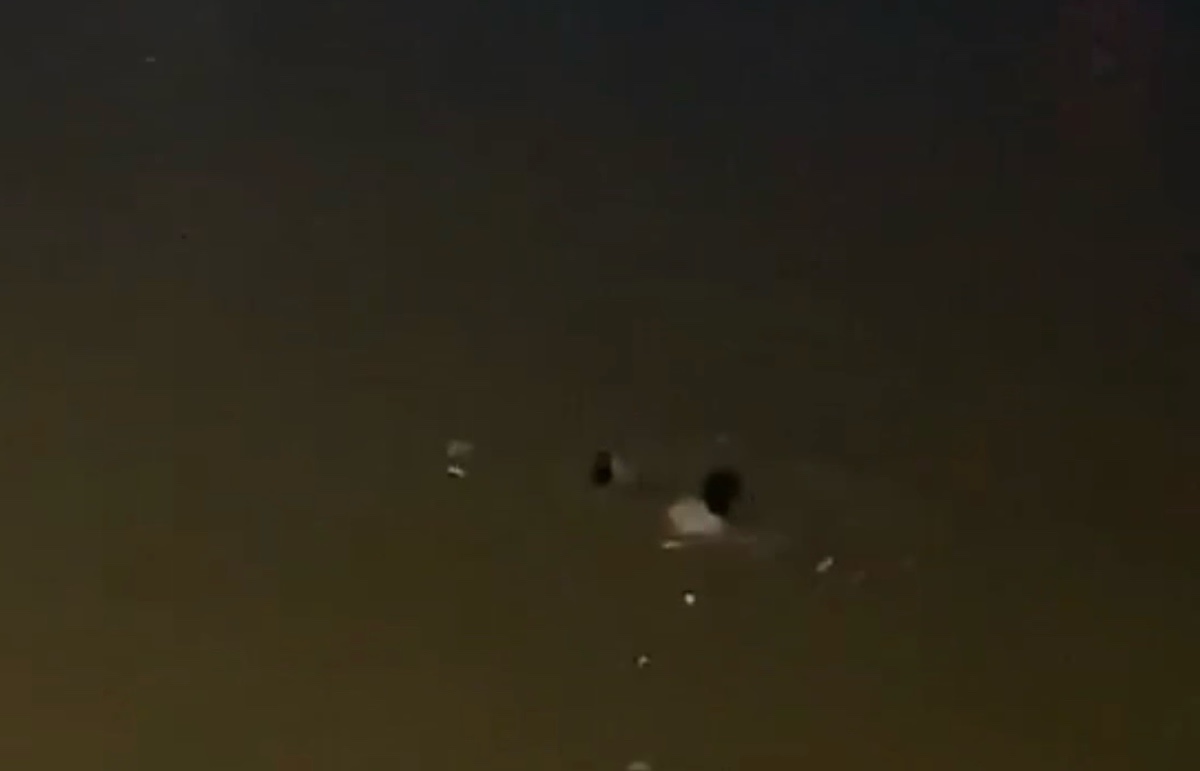 Nguoi dan ong lao xuong song Dinh cuu nguoi phu nu choi voi duoi dong nuoc. Anh: Pham Duy 