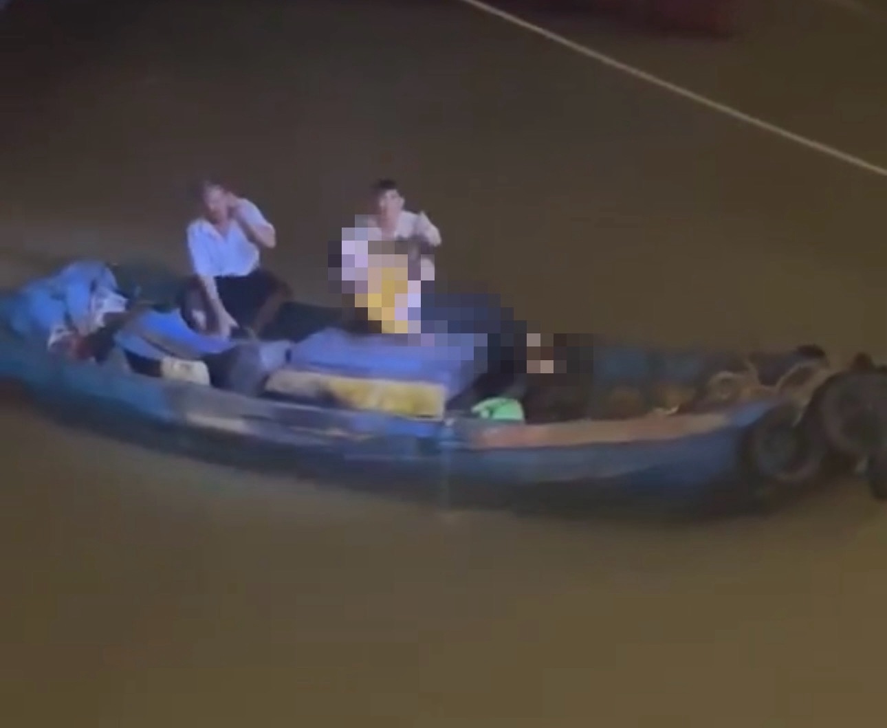 Ghe cua ngua dan ho tro dua 2 nguoi vao bo. Anh: Pham Duy 