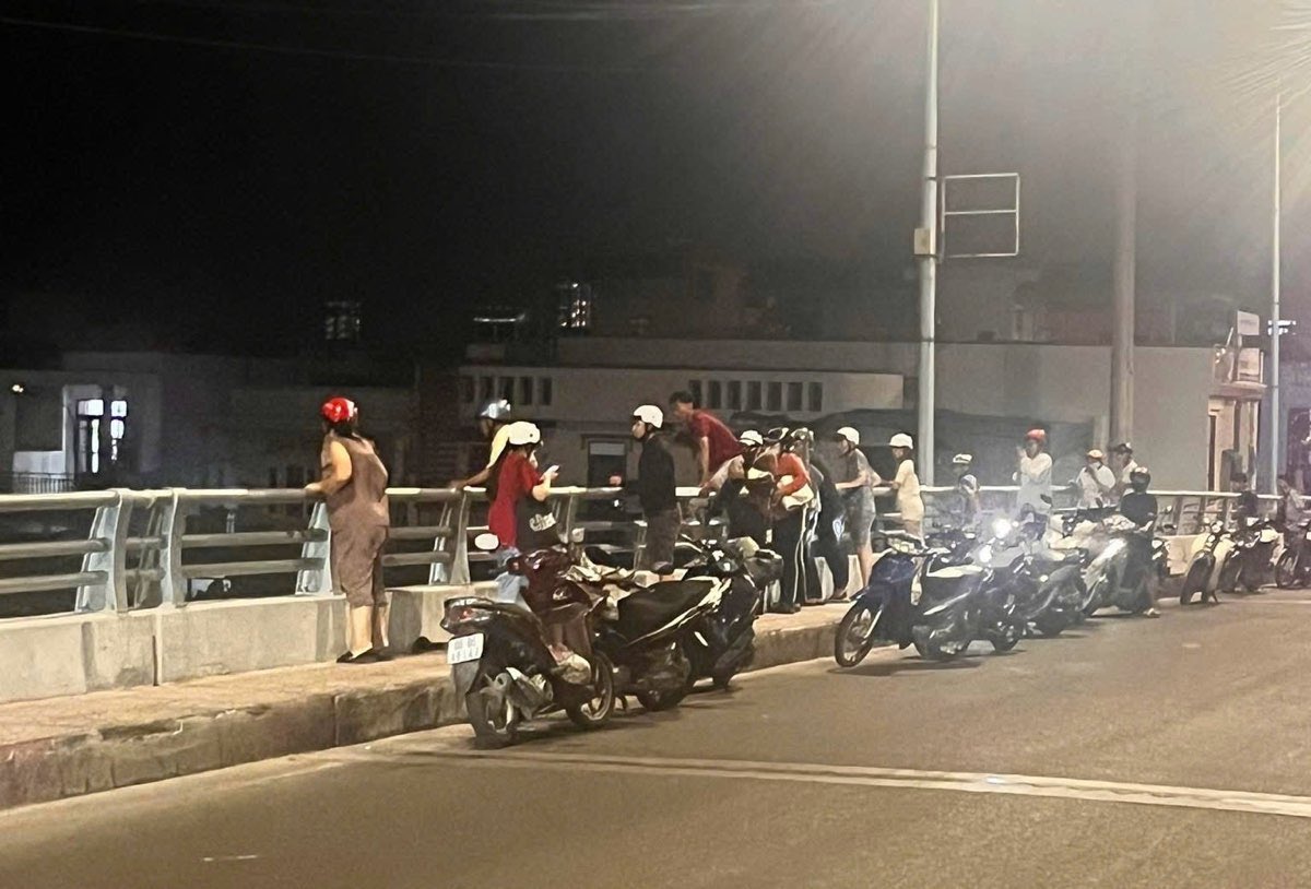 Nhieu nguoi dung tren cau Tan Ly xem cuu nguoi. Anh: Duy Tuan 