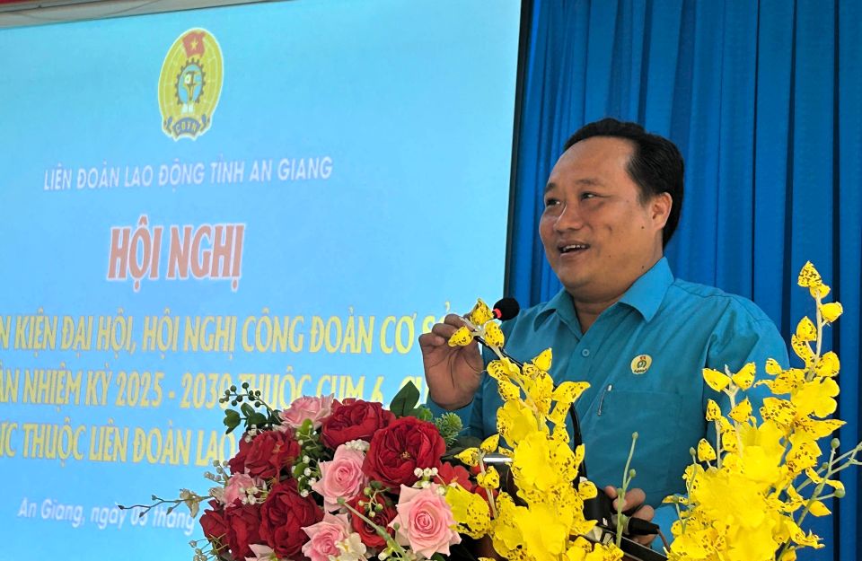 Vice Chairman of the An Giang Provincial Federation of Labor Pham Van Dang gave a speech directing the conference. Photo: Cam Tu
