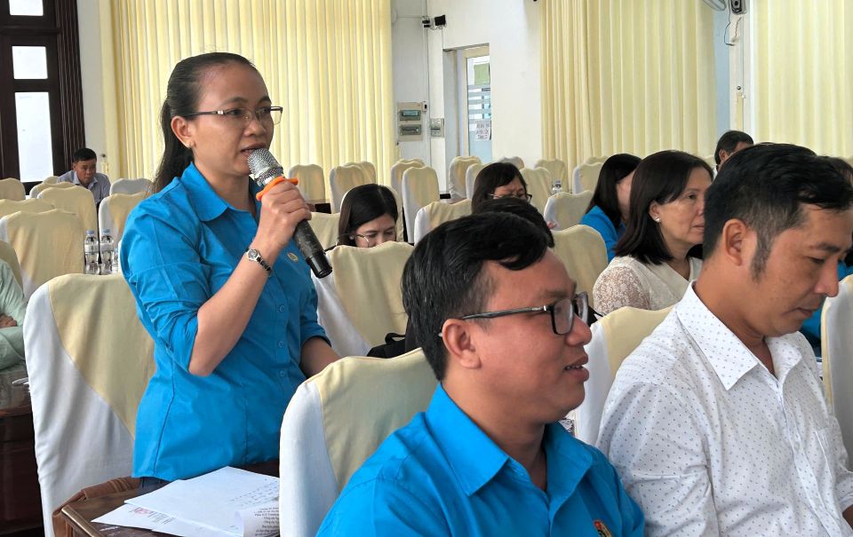 Dai dien Ban Chap hanh CDCS xin y kien hoi nghi ve viec su dung kinh phi cho cong tac to chuc hoi nghi cua CDCS. Anh: Cam Tu