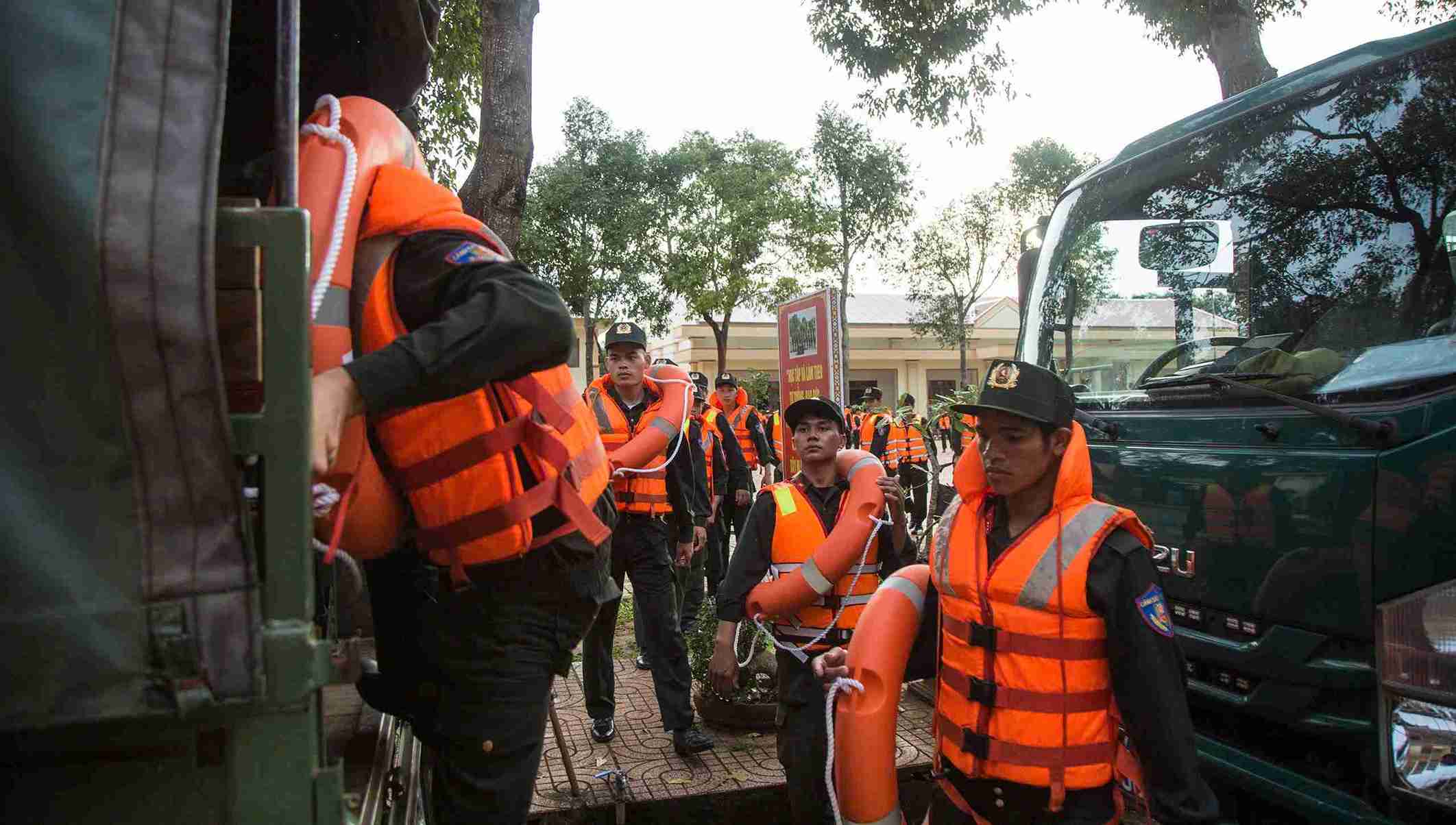 Luc luong chuc nang duoc trang bi day du len duong ho tro ba con. Anh: Cong an cung cap