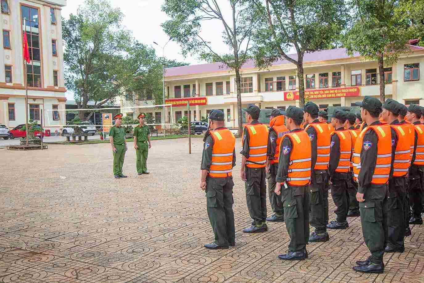 Hundreds of officers and soldiers of Dak Lak Provincial Police were mobilized to support people in preventing storm No. 13. Photo: Provided by the police