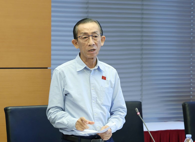 National Assembly delegate Tran Hoang Ngan supported the view of revoking construction permits, but required management measures to assess the impact. Photo: Pham Dong