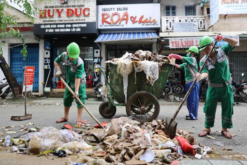 Efforts to clean up after the flood in Hue City. Photo: Phuc Dat