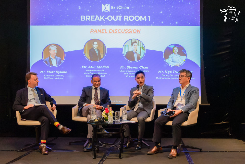 Mr. Steven Chan - Director of Public Administration Relations and Policy of Prudential Group discussed insurance with experts within the framework of the 2025 UK-Vietnam Business Summit. Photo: Provided by the enterprise
