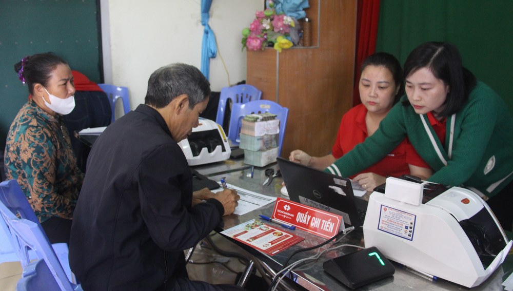 People in Phuong Moi village, Luong Tai commune received advance payments for site clearance for the Gia Binh International Airport project. Photo: Duc Anh