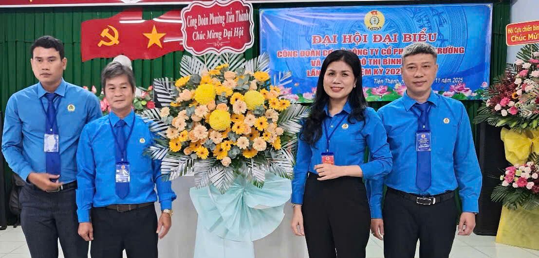 Ms. Dao Thi Ha Ny - Chairwoman of Tien Thanh Ward Trade Union presented flowers to congratulate the congress. Photo: Lam Duc