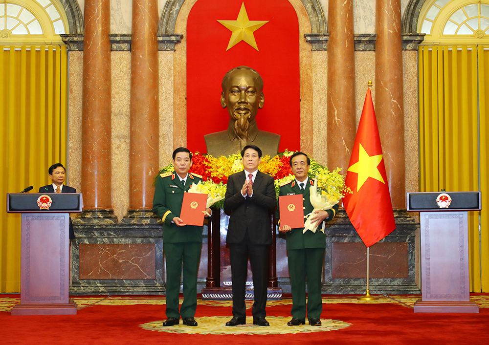 Politburo member and President Luong Cuong presented the decision to promote the rank of Senior Lieutenant General to two military officers, Mr. Nguyen Van Gau and Mr. Le Duc Thai (right). Photo: Ministry of National Defense