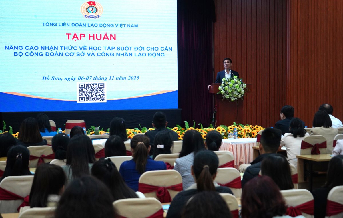 Vice President of the Vietnam Urban Labor Federation Nam Ngo Duy Hieu informed about the situation of trade union officials and urban agencies in Hai Phong City. Photo: Mai Dung