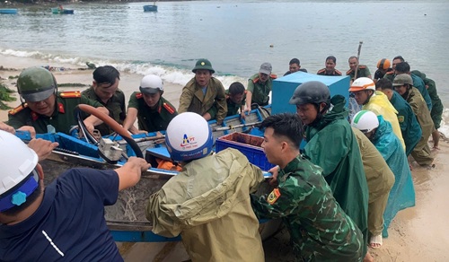 Luc luong chuc nang ho tro nguoi dan vung bien Dak Lak di doi tai san de noi an toan truoc khi bao so 13 do bo vao dat lien. Anh: Cong an cung cap