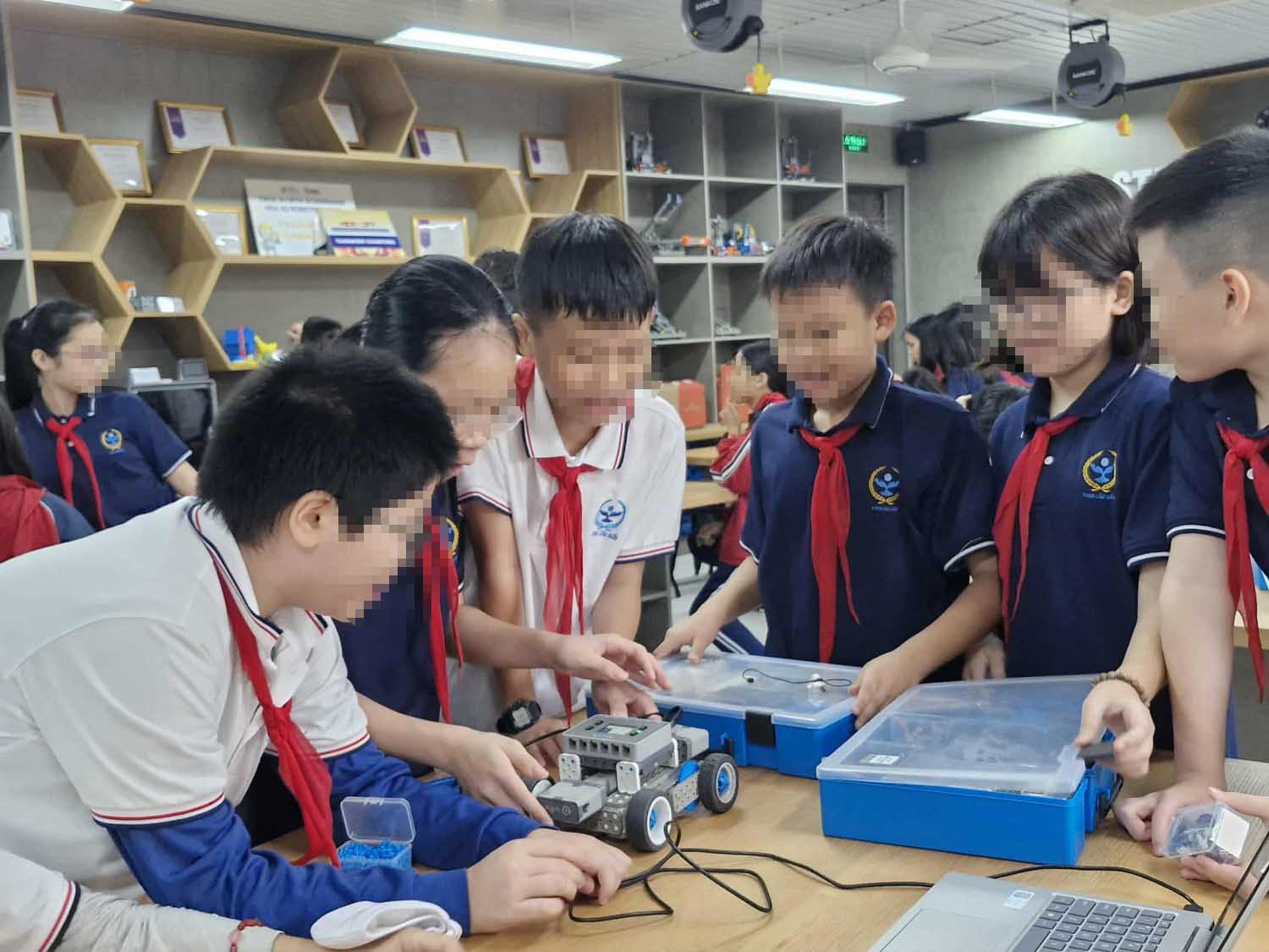 STEM Innovation Petrovietnam practice room not only brings equipment, but also arouses in children great aspirations, the desire to learn, be creative and reach out. Photo: PVN.