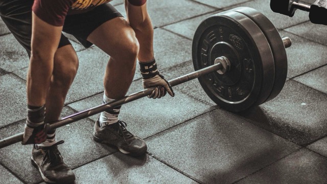 Warm up thoroughly before exercising to help protect knee joints and increase muscle mass effectively. Photo: Minh Tuan